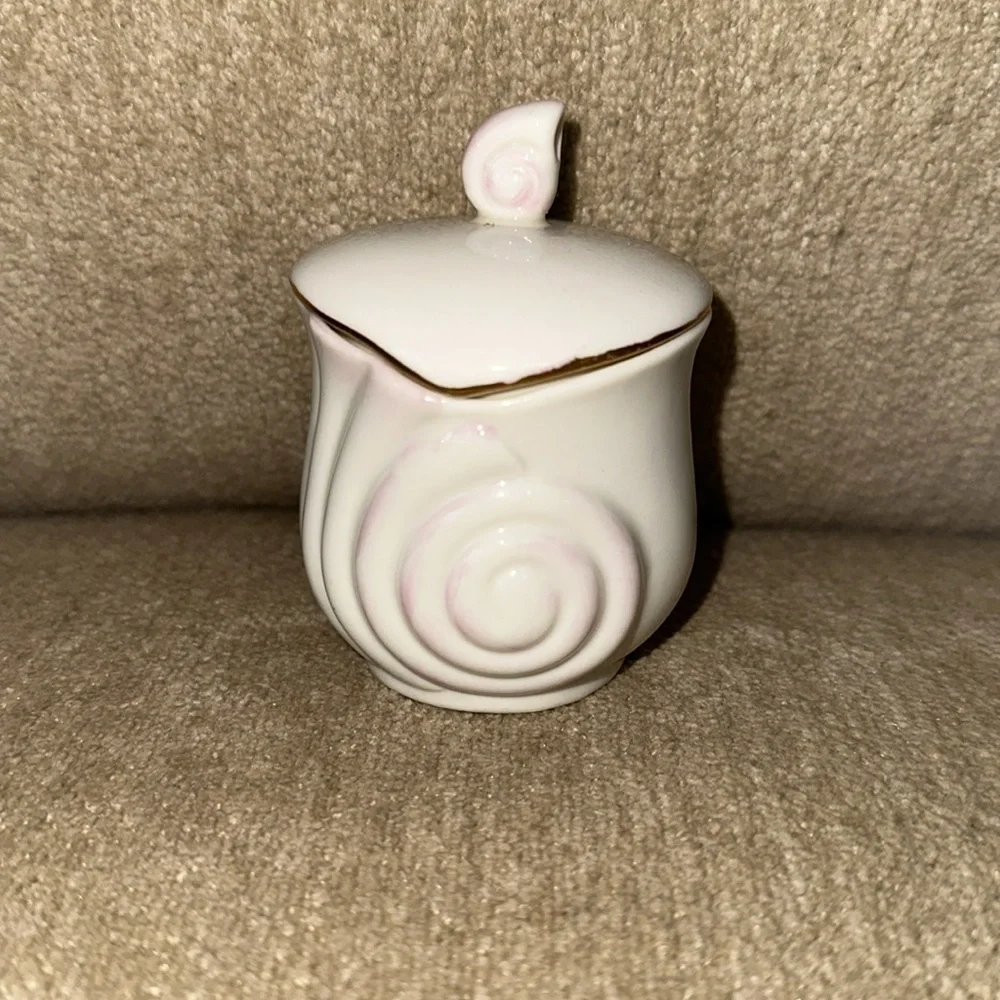 BELLEEK 2001 Nautilus Shell Trinket Box with “Belleek in Retrospect” Gold trim